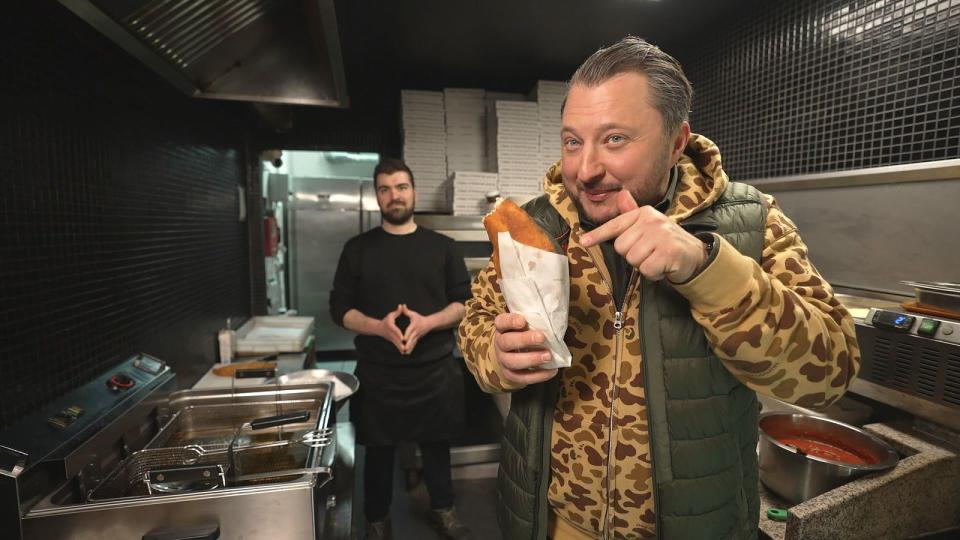 Lecker Fett-Genuss: Sebastian Lege steht zu seiner Verführbarkeit. In Düsseldorf probiert er frittierte Pizza. (Bild: RTL)