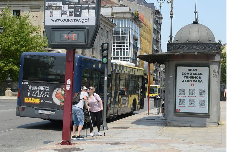  Dos personas se saludan al lado de un termómetro en la calle que marca 41 grados, a 12 de julio de 2022, en Orense, Galicia 