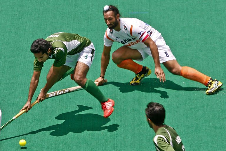 India's Sardar Singh (R) during an International Super Series hockey match in Perth on November 25, 2012. Singh was picked up by the Delhi Wave Riders franchise for $78,000 per tournament over the next three years