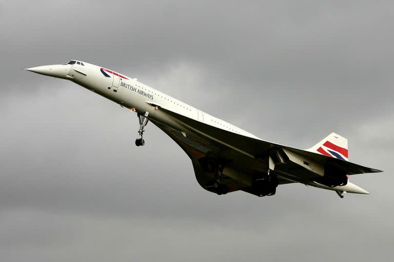 El último vuelo del Concorde, en octubre de 2003. El avión era capaz de superar la barrera del sonido y llegar a Mach 2, pero esto generaba mucho ruido dentro del avión; por eso la compañía encargó la creación de auriculares con cancelación pasiva de ruido