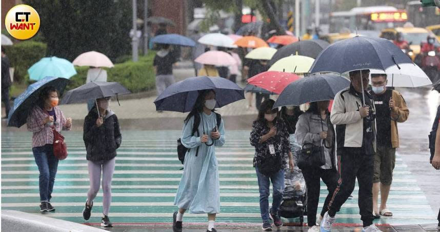 明天（2日）東北季風增強，桃園以北及東半部地區有局部短暫雨。（圖／劉耿豪攝）