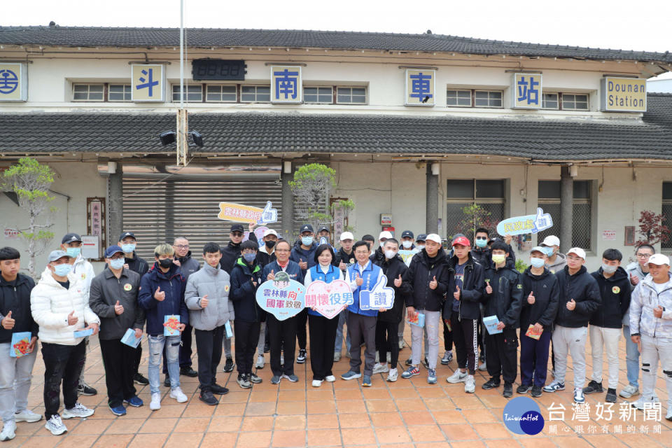 首梯一年制役期義務役士兵今（25）日入伍，縣長張麗善到斗南火車站歡送縣內33名役男入營，致贈水壺及電話卡／林詩涵翻攝