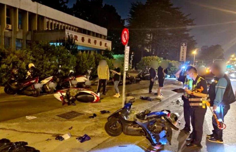 陳姓男子昨日凌晨駕駛租賃ＢＭＷ轎車，行經台中市南區國光路時疑因恍神，車子失控偏移車道連撞人行道上十七輛機車，幸好未造成人員受傷。（記者陳金龍翻攝）