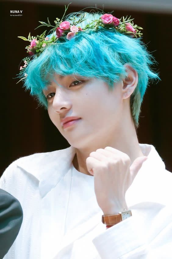 V shares a photo of his blue-hair look and it looks breath-taking