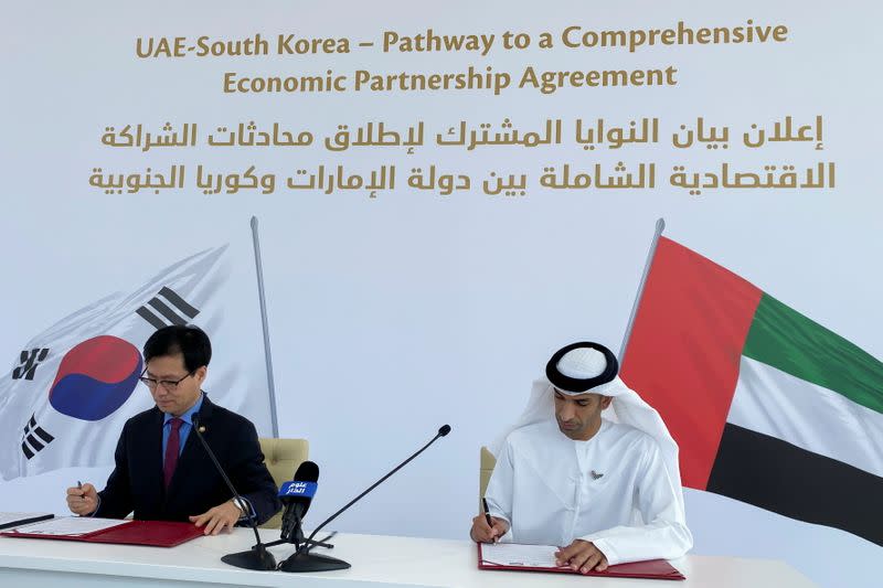 South Korean Trade Minister Yeo Han-koo and United Arab Emirates Minister of State for Foreign Trade Thani Al Zeyoudi sign documents in Dubai