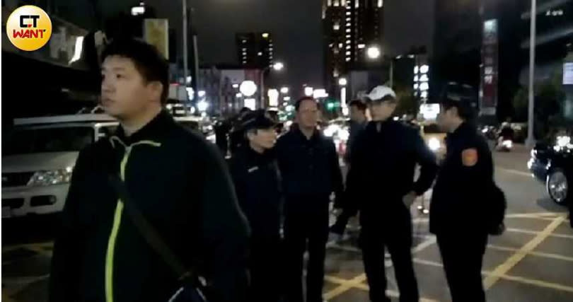 中山警分局長楊哲昌也於晚間入駐，避免群眾情緒激動發生意外。（圖／謝中凡攝）