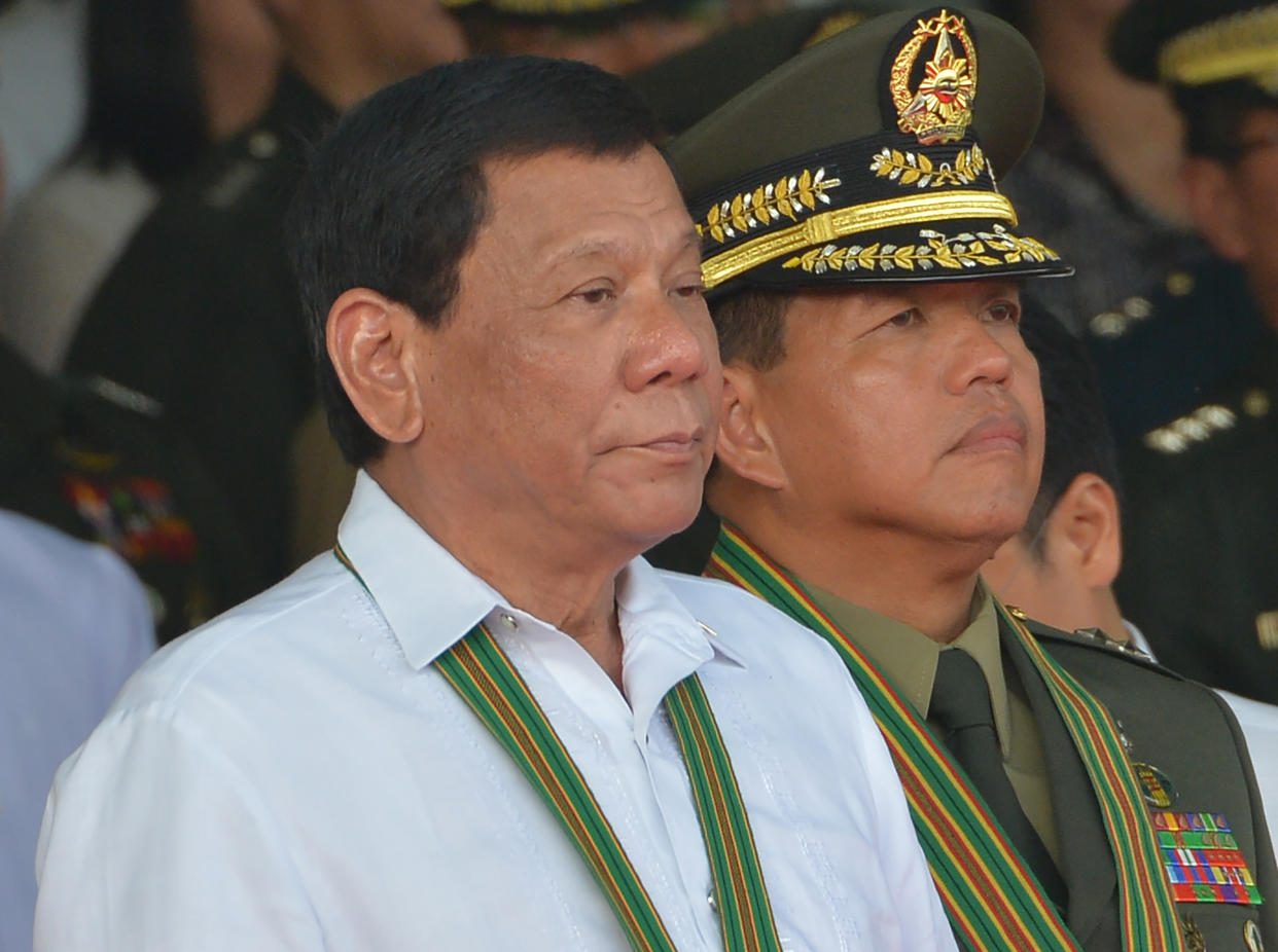 Philippine President Rodrigo Duterte (L) stands next to army commanding general Major General Rolando Bautista (R). (Photo: Getty Images)