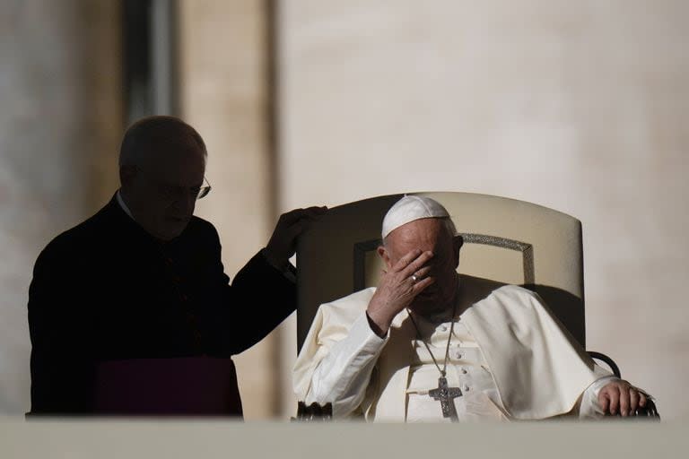 El papa Francisco se toca la frente durante su audiencia general semanal en la Plaza de San Pedro, en el Vaticano, el miércoles 8 de noviembre de 2023.