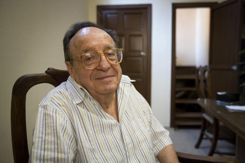 En esta foto del 26 de febrero del 2008, el comediante mexicano Roberto Gómez Bolaños posa previo a una conferencia de prensa en la Ciudad de México. Gómez Bolaños, conocido también como Chespirito, murió el viernes 28 de noviembre del 2014, informó la cadena Televisa. Tenía 85 años. (AP Foto/Alexandre Meneghini, Archivo)