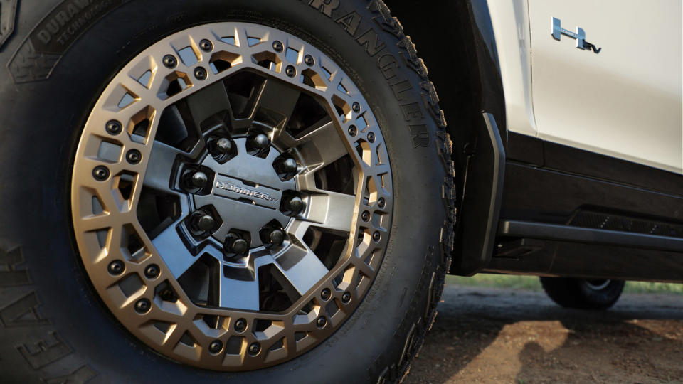 2022 GMC Hummer EV beadlock wheel