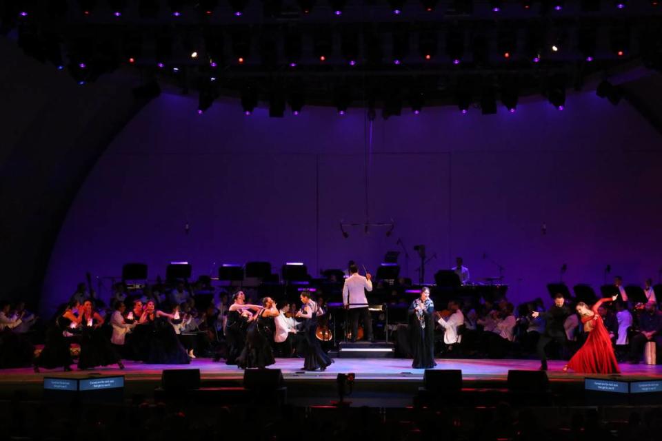 Un momento de la presentación del “Amor Brujo” de Siudy Garrido en el Hollywood Bowl.