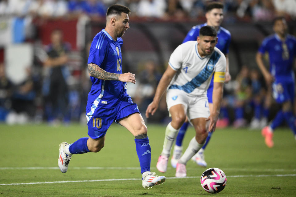 Lionel Messi, de la selección de Argentina, controla el balón en un partido amistoso ante Guatemala, el viernes 14 de junio de 2024 en Landover, Maryland (AP Foto/Nick Wass)