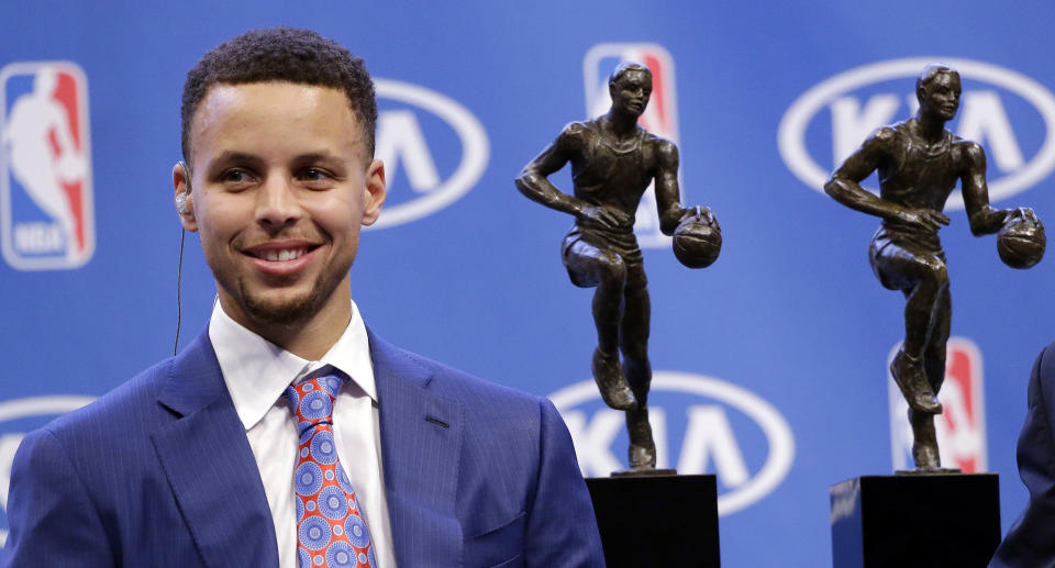 Golden State Warriors guard Stephen Curry conducts interviews after receiving the NBA&#39;s Most Valuable Player award at a basketball news conference Tuesday, May 10, 2016, in Oakland, Calif. (AP Photo/Marcio Jose Sanchez)