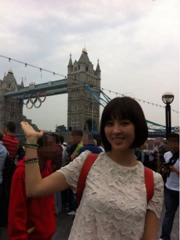 Han Hye Jin posing in front of the Tower Bridge