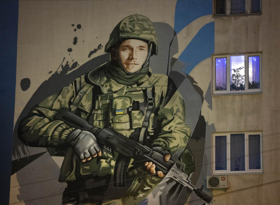 Un mural muestra a Andriy Ogorodnik, un soldado de 23 años del Batallón de Azov, en un edificio de apartamentos en Kiev, Ucrania, el 2 de febrero de 2024. Ogorodnik murió en combate contra las tropas rusas el 26 de abril de 2022, durante la defensa de la planta Azovstal en Mariúpol. (AP Foto/Efrem Lukatsky)