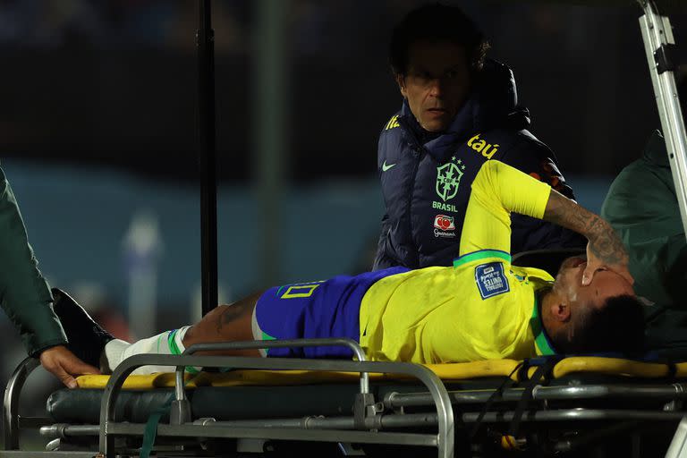 Neymar es retirado en camilla durante el partido por las eliminatorias que Brasil perdió ante Uruguay en el Centenario (Foto: @PABLO PORCIUNCULA).