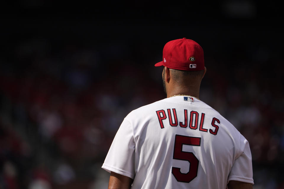 Albert Pujols de los Cardenales de San Luis tona su posición previo a un juego contra los Cardenales de San Luis, el lunes 5 de septiembre de 2022. (AP Foto/Jeff Roberson)