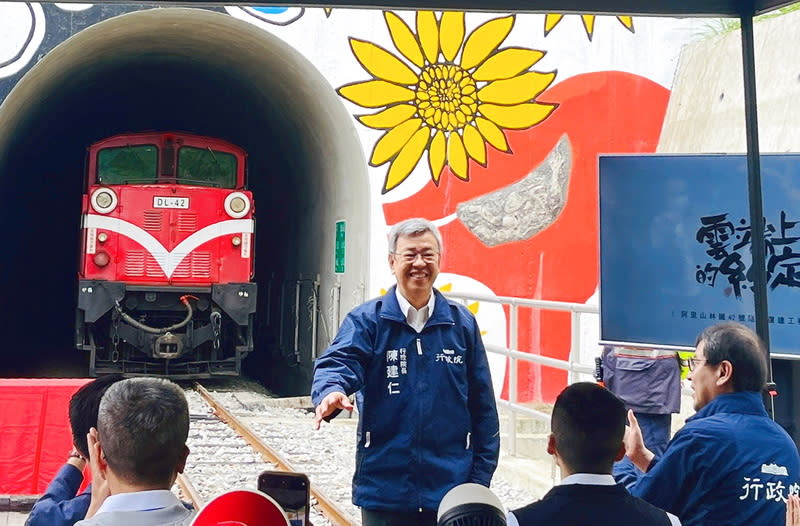 陳建仁盼立院朝野黨團理性溝通 行政院長陳建仁（中）17日在嘉義出席「阿里山林業 鐵路42號隧道竣工典禮」，針對立院朝野為國會改革 法案闖關三讀爆發肢體衝突，他受訪表示，理性討論 才能解決問題。 （沈雅茹提供） 中央社記者蔡智明傳真  113年5月17日 