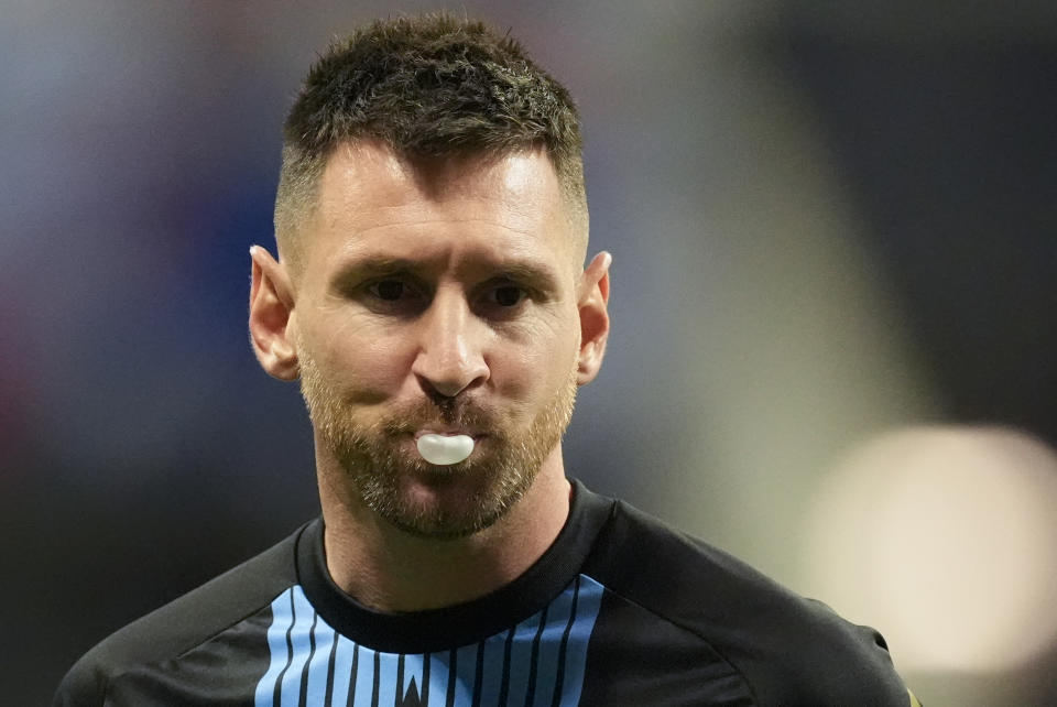 El delantero argentino Lionel Messi sopla una goma de mascar previo al partido contra Canadá por el Grupo A de la Copa América, el jueves 20 de junio de 2024, en Atlanta. (AP Foto/Mike Stewart)