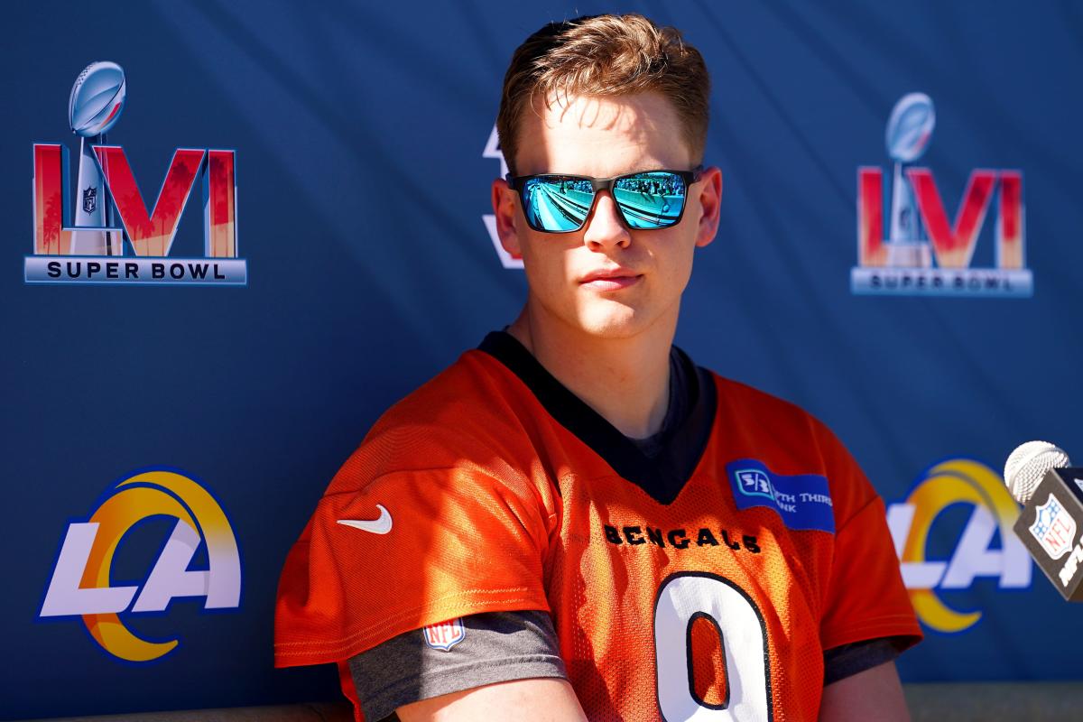 Bengals QB Joe Burrow arrives at Super Bowl decked out in tiger-striped  outfit, black hat