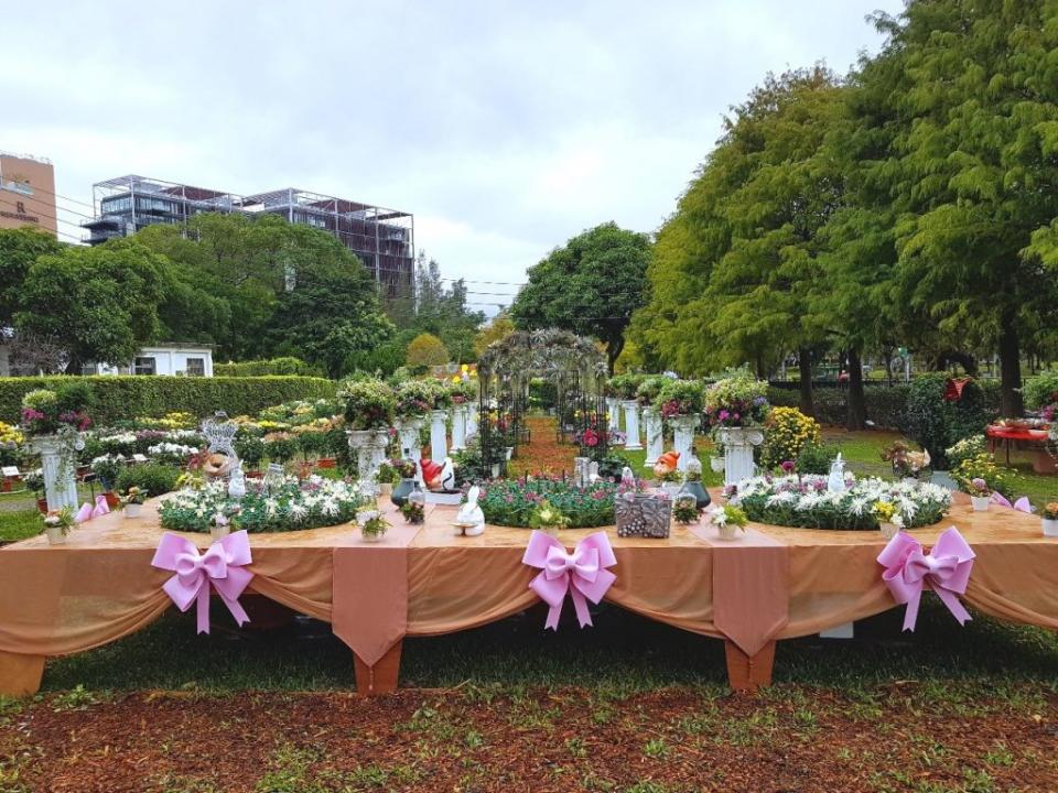 大立菊餐桌閃亮登場。（北市公園處提供）