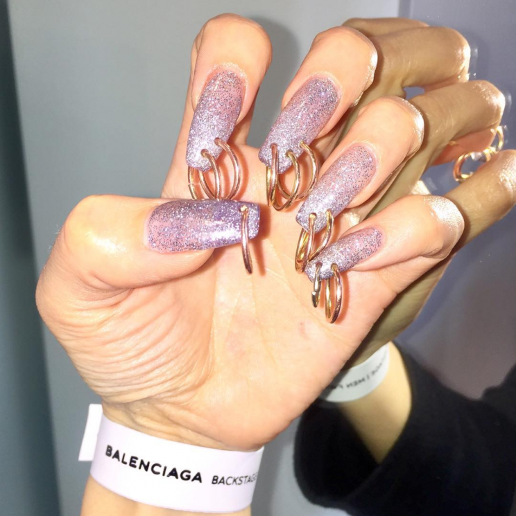 Kim Kardashian vient de dévoiler ses ongles « percés » mais l’artiste pour ongles Mei Kawajiri (nail artist) propose ses propres modèles depuis un moment déjà [Photo : Instagram/ciaomanhattan2012]