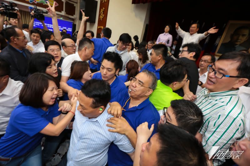 20170515-國民黨立院黨團15日杯葛《前瞻基礎建設特別條例草案》，藍綠兩黨立委於主席台前發生激烈推擠衝突。（顏麟宇攝）