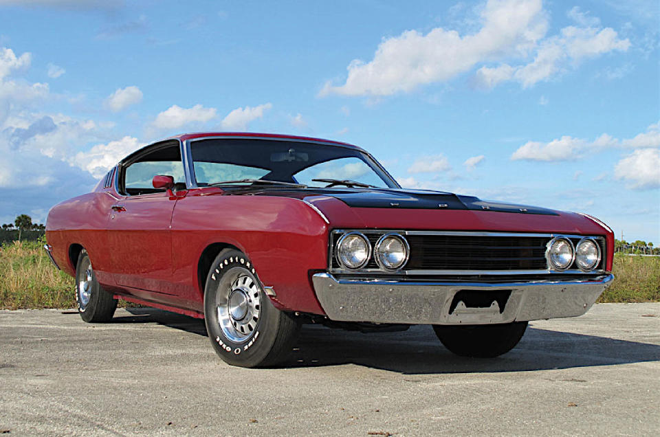 <p>La Torino Talladega était un dérivé très éphémère de la Torino <strong>muscle car</strong>, produite seulement au début de l'année 1969. Elle était basée sur la carrosserie fastback <strong>SportsRoof</strong>, qui présentait l'aérodynamisme arrière le plus efficace de la gamme. Ford a créé un nez spécial pour réduire encore davantage la traînée aérodynamique.</p><p>Le but de l'exercice était de rendre la voiture compétitive dans les courses <strong>NASCAR</strong>, pour lesquelles Ford n'a construit que juste assez d'exemplaires pour se qualifier. Avec la <strong>Mercury Cyclone Spoiler II </strong>contemporaine - et plus ou moins identique - la Talladega était l'une des quatre <strong>Aero Warriors </strong>conçues à cette fin. Elles étaient extrêmement efficaces, si bien qu'inévitablement (car ce genre de choses arrive souvent dans le sport automobile), elles ont d'abord été entravées par les autorités, puis complètement interdites.</p>