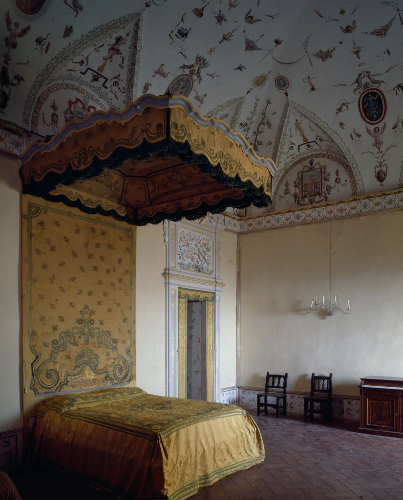 <p>Built as a summer house for Cardinal Fulvio della Corgna in 1575 by renowned Perugian architect Galeazzo Alessi, Villa del Colle del Cardinale is Italian grandeur at its finest, and this bedroom, with its vaulted ceilings and decorative painting, is no exception. The <em>lit à la duchesse</em> canopy bed stretches to unfathomably chic heights. </p>