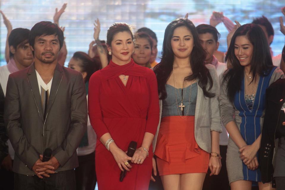 Manny Pacquiao with Kapuso stars Regine Velasquez, Julie Anne San Jose and Rachelle Ann Go.  (George Calvelo/NPPA Images)