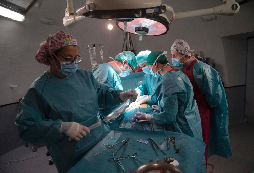 La donante, de 53 años, falleció como consecuencia de un derrame cerebral y se le extrageron riñones, pulmones, hígado y corazón para ser donados. (Foto: AFP Photo/PIERRE-PHILIPPE MARCOU)