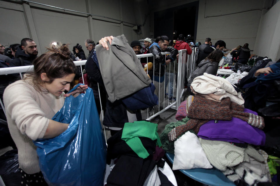 Kleiderspenden für die im Monumental-Stadion Zuflucht suchenden Menschen. (Bild: Getty Images)