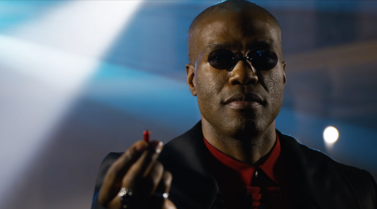 Yahya Abdul-Mateen II offers Neo a red pill in The Matrix Resurrections trailer (Photo: Warner Bros./YouTube) 