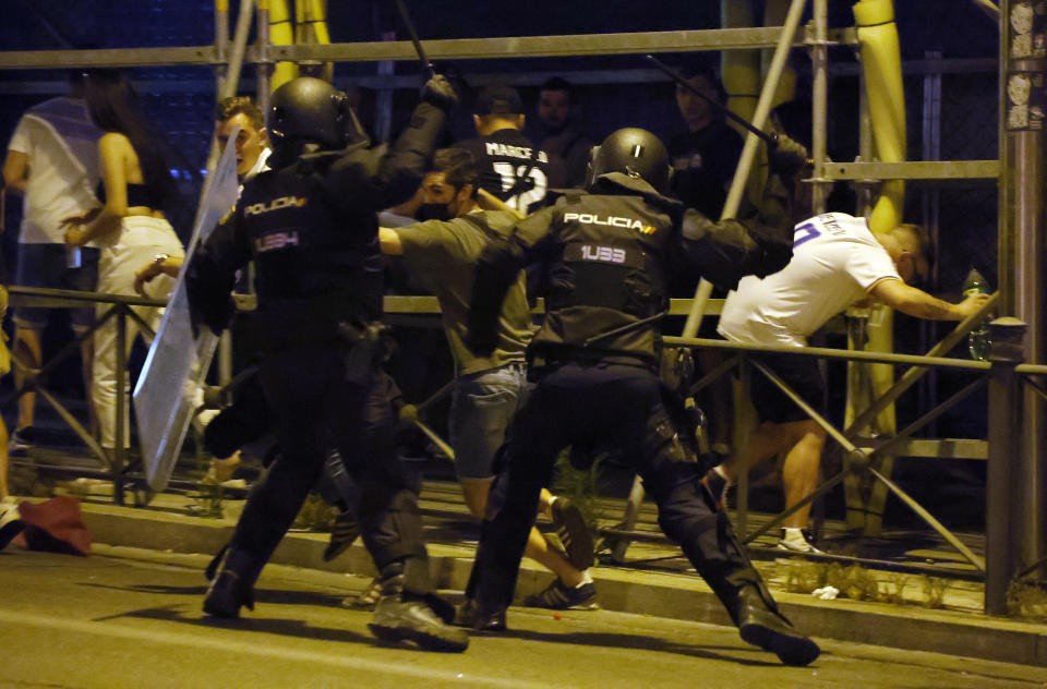 Los policías de Madrid chocan con los aficionados después de que el Real Madrid ganó la final de la Champions League. (Foto: REUTERS/Vincent West)