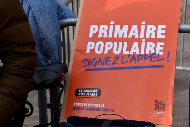 À Marseille, des adhérents à la primaire populaire promeuvent leur projet, le 27 novembre 2021. Mais la légalité du scrutin est contestée par certains. (Photo: SOPA Images via Getty Images)