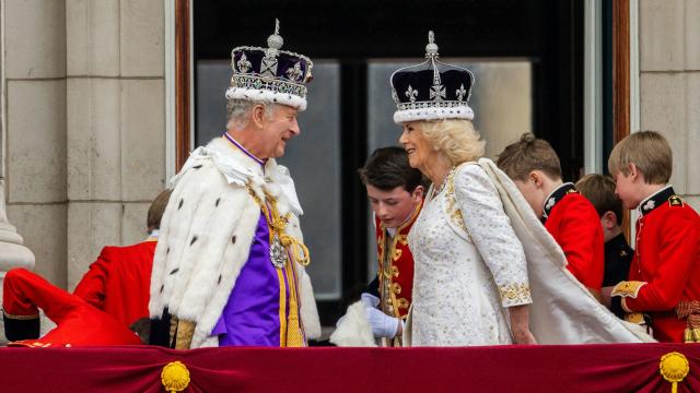 Lip readers reveal what king, queen said to each other on balcony