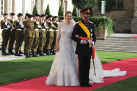 …und in Luxemburg sahen wir, dass Spitze auch bei Brautkleidern schwer angesagt ist. Stéphanie von Luxemburg gab ihrem Guillaume in diesem Traumkleid das Jawort. (Bild: Getty)