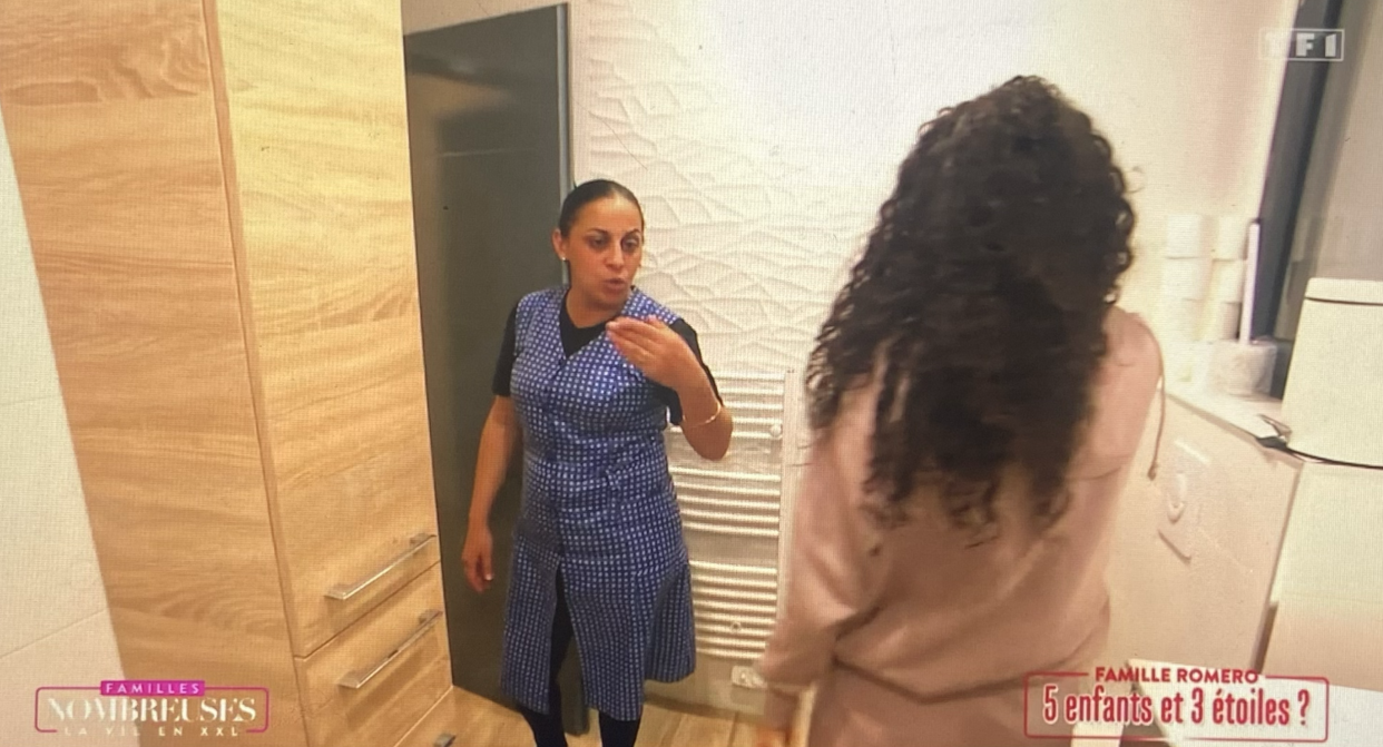 Souad Romero montre sa nouvelle salle de bain à ses enfants.