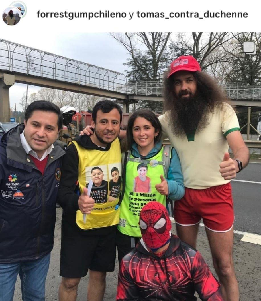 Gómez y Reyes con otros voluntarios durante su recorrido.