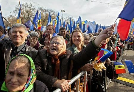 People wave European Union (EU) and Moldavian national flags, and shout slogans, during a pro-EU rally at the Great National Assembly Square in Chisinau, November 3, 2013. REUTERS/Viktor Dimitrov