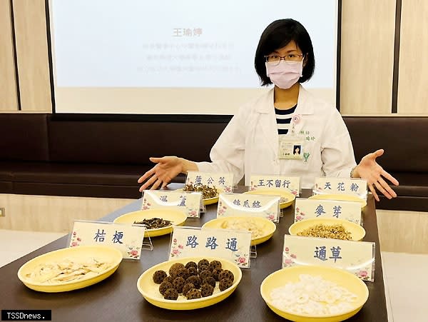中醫部婦兒科主任王瑜婷說，中醫藥物、穴位搭配按摩可以改善產婦產後的不適。（記者蔡清欽攝）