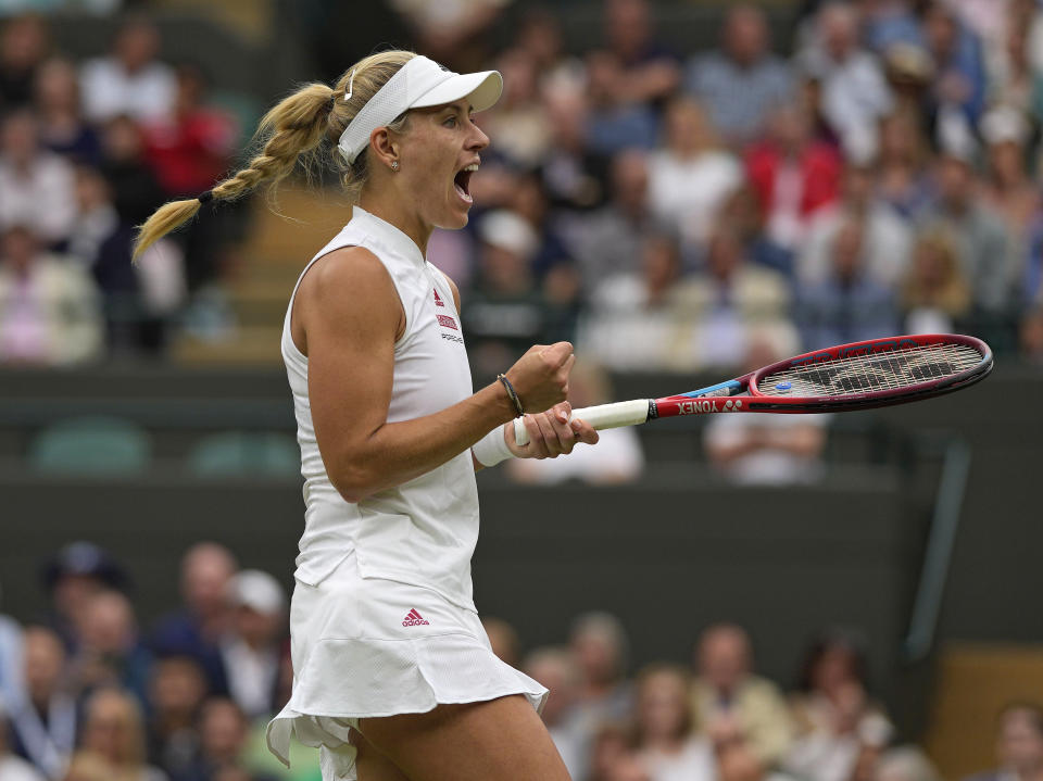 Angelique Kerber celebra tras derrotar a Karolina Muchova en los cuartos de final de Wimbledon, el martes 6 de julio de 2021, en Londres. (AP Foto/Alastair Grant)