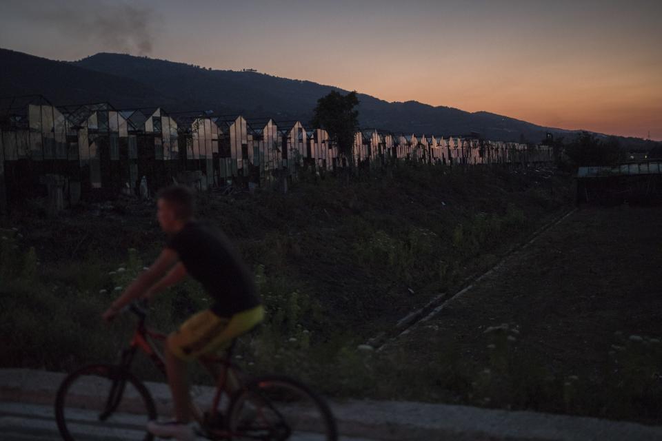 El problema de Hekuran es similar al de otros jóvenes de la ciudad de Ballsh, situada 140 kilómetros al sur de Tirana. Muchos emigraban en busca de empleo a la Unión Europea, pero las fronteras permanecen ahora cerradas y las operaciones de solicitudes de empleo o residencia están paralizadas. (Foto: Daniel Cole / AP).