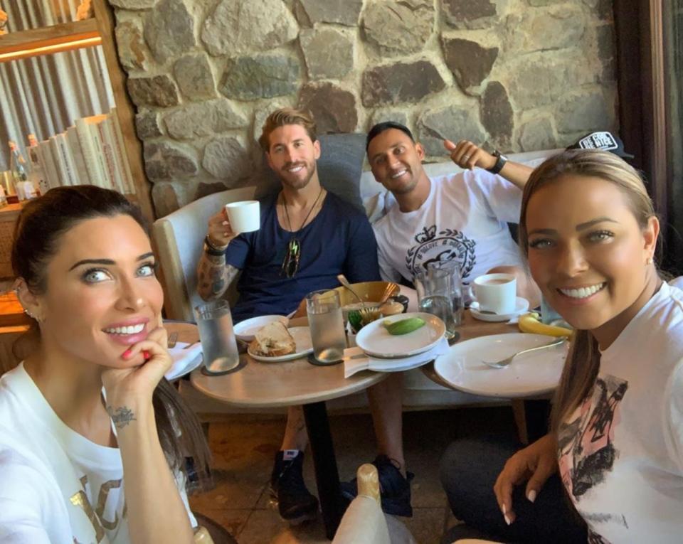 El viaje de los recién casados comenzó bastante tranquilo, visitando a Keylor Navas, compañero de Ramos en el Madrid y costarricense, y a su mujer, Andrea Salas, que además celebraba su cumpleaños. (Foto: Instagram / <a href="http://www.instagram.com/p/BzBKxFdIQ79/" rel="nofollow noopener" target="_blank" data-ylk="slk:@pilarrubio_oficial;elm:context_link;itc:0;sec:content-canvas" class="link ">@pilarrubio_oficial</a>).