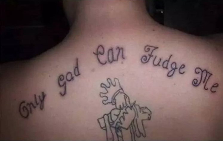 <p>„Only God Can Fudge Me“ steht auf diesem Rücken und heißt übersetzt so viel wie „Nur Gott kann mich manipulieren“. Der Originalsatz, ein typischer Möchtegern-Gangster-Spruch, lautet im Englischen aber eigentlich „Only God Can Judge Me“, was „Nur Gott ist mein Richter“ heißt. Der verstorbene US-Rapper Tupac Shakur schrieb einst einen Song mit diesem Titel und würde sich wohl im Grabe umdrehen, wenn er wüsste, dass manche Menschen ihn derart falsch zitieren. (Screenshot: Instagram/moddedtech) </p>