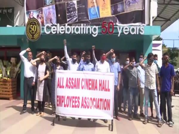 Employees of movie theatres protesting 