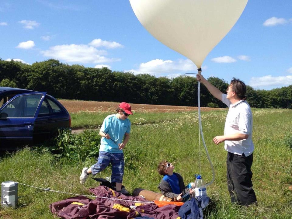 Mit Kabelbindern an einem Heliumballon befestigt, ließen die Brüder und ihr Vater Meister Petz in die Stratosphäre aufsteigen. (Bild-Copyright: Caters News Agency)