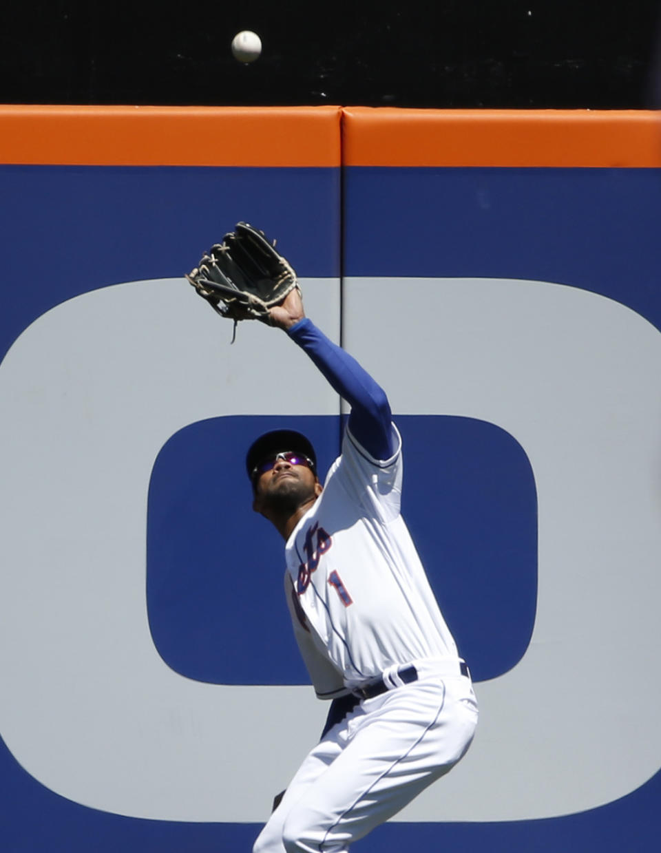 New York Mets centerfielder Chris Young (1) fields Matt Holliday's first-inning flyout in a baseball game against the St. Louis Cardinals in New York, Thursday, April 24, 2014. (AP Photo/Kathy Willens)