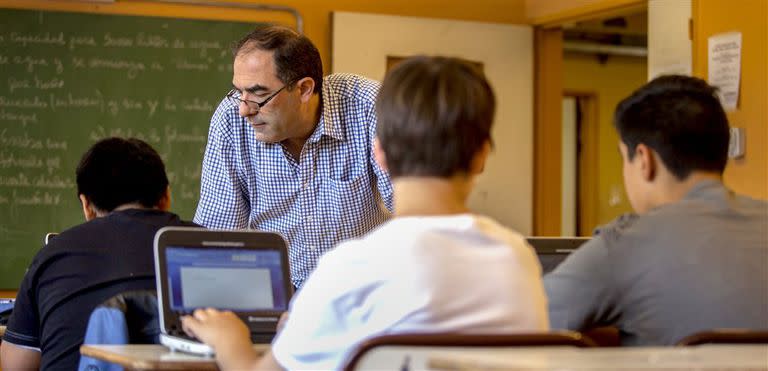 En clase. El profesor Palma buscó instrumentar un plan de trabajo para aprovechar todo el potencial de su hora de clase y estableció pautas concretas sobre el trabajo en clase con las netbooks