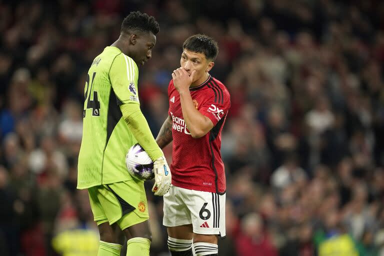 Lisandro Martínez habla con su arquero, Andre Onana durante el partido ante Newcastle